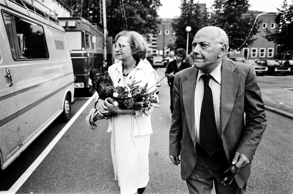 Gemeenteraadsverkiezingen 1982 Den Uyl en vrouw op weg naar verkiezingsbijeenko, Bestanddeelnr 932-1940