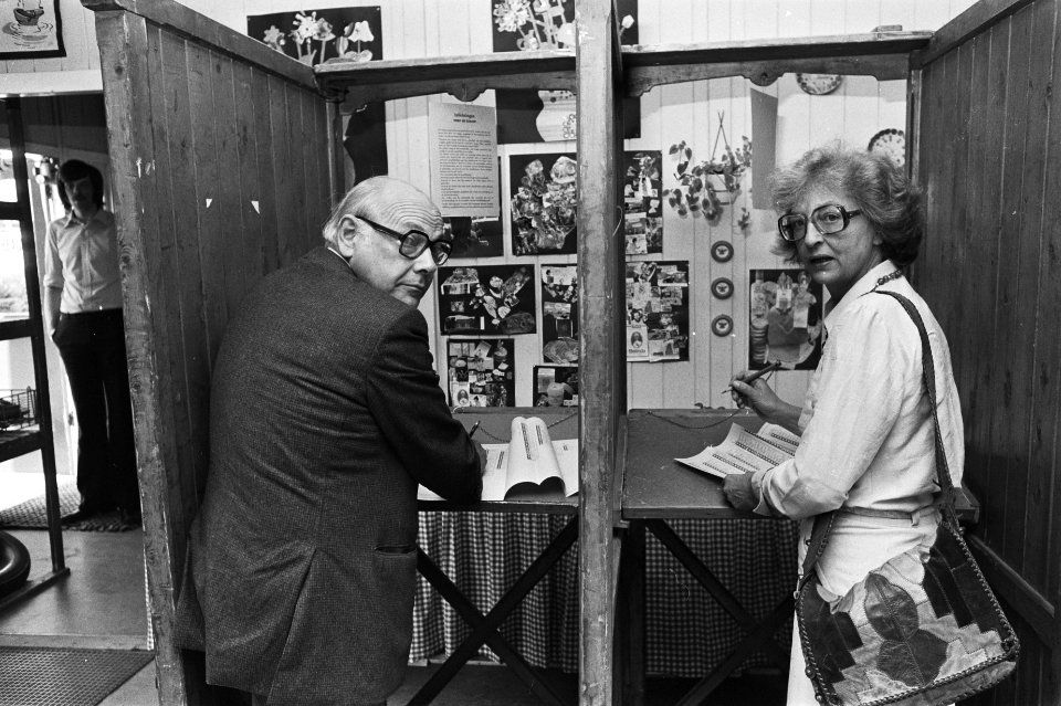 Gemeenteraadsverkiezingen 1978 Den Uyl en echtgenote brengen stem uit, Bestanddeelnr 929-7494