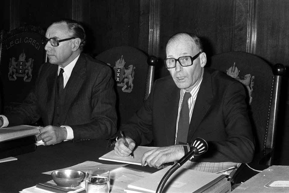 Gemeenteraad van Amsterdam vergadert, kabouterraadslid De Jong (links) en Wethou, Bestanddeelnr 926-1020