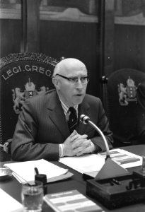 Gemeenteraad van Amsterdam behandelt begroting 1975 burgemeester Samkalden, Bestanddeelnr 927-5505