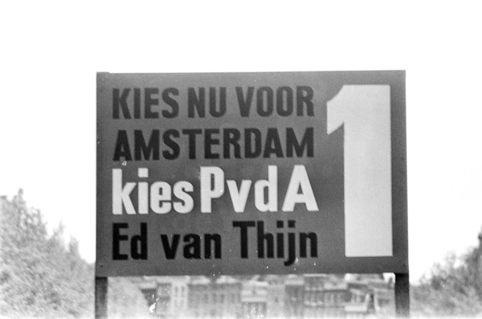 Gemeenteraadsverkiezingen op 1 juni te Amsterdam, verkiezingsbord PvdA negatie, Bestanddeelnr 919-1591