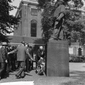 George Meany (voorzitter Amerikaans vakverbond), krans gelegd bij de dokwerker, Bestanddeelnr 917-9603