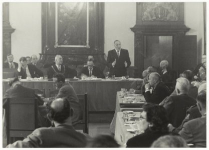 Gemeenteraadsvergadering Begrotingsbehandeling 1961. Staande wethouder W.F.Happé. NL-HlmNHA 54034675