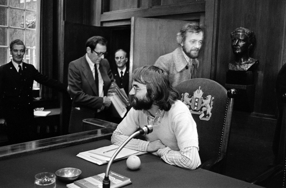 Gemeenteraadsvergadering Amsterdam wethouder Roel van Duijn (zittend) met wetho, Bestanddeelnr 928-3149