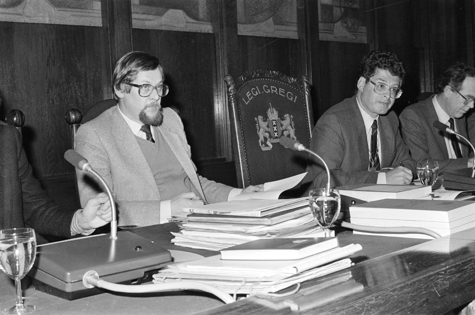Gemeenteraadsvergadering Amsterdam, wethouder Heerma en burgemeester Van Thijn, Bestanddeelnr 933-2261