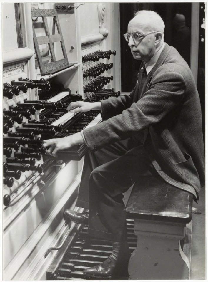 George Robert achter het Müllerorgel in de Grote of St. Bavokerk. Robert was stadsorganist van 1921-1956. NL-HlmNHA 54010722