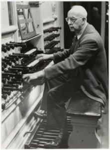 George Robert achter het Müllerorgel in de Grote of St. Bavokerk. Robert was stadsorganist van 1921-1956. NL-HlmNHA 54010722