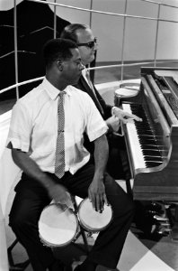 George Shearing Quintet in Holland, Hermando Peraza (bongospeler) en George Shea, Bestanddeelnr 914-3364