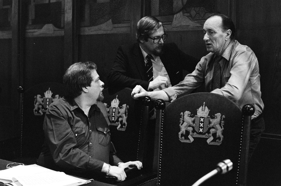 Gemeenteraadsvergadering Amsterdam, in gesprek de wethouder Schaefer, Heerma en PvdA-fractievoorzitter Klaas Veldman, Bestanddeelnr 931-3690