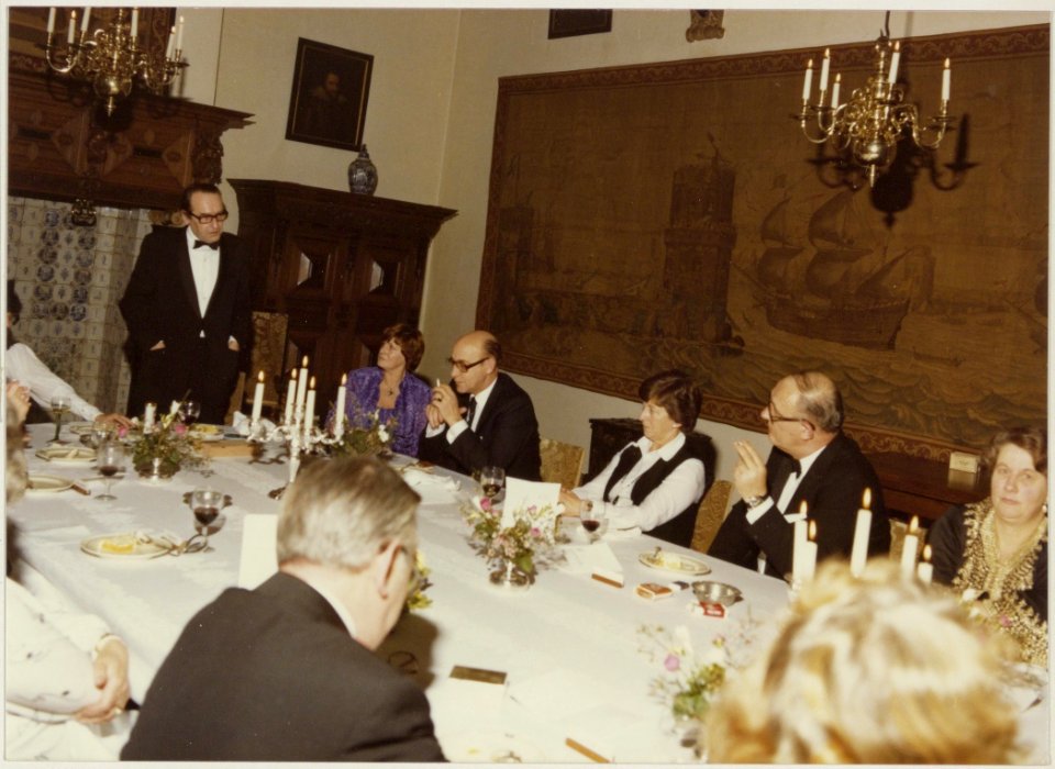 Gemeentesecretaris J.N. Meijsing houdt toespraak bij het afscheidsdiner voor wethouder L.D. van den Berg (CDA), NL-HlmNHA 54014094 02