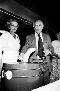 Gemeenteraadsverkiezingen 1982 Den Uyl en vrouw stemmen, Bestanddeelnr 932-1935