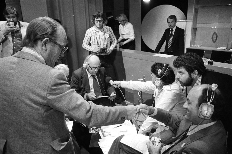 Gemeenteraadsverkiezingen 1978 Rietkerk (VVD) feliciteert Aantjes (CDA) op acht, Bestanddeelnr 929-7498