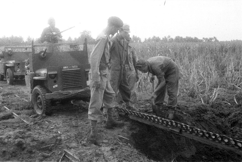 Gepantserde jeep genaamd 'Annie-Patsy' 04-9433 wacht terwijl een geperforeer…, Bestanddeelnr 280