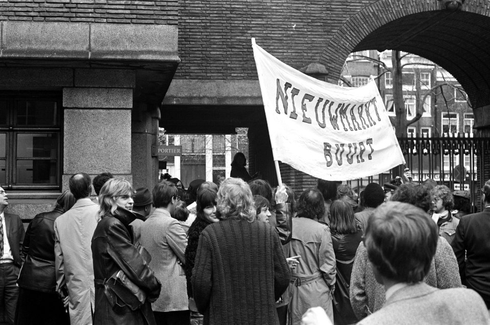 Gemeenteraad van Amsterdam behandelt begroting 1975 demonstranten uit Nieuwmark, Bestanddeelnr 927-5509