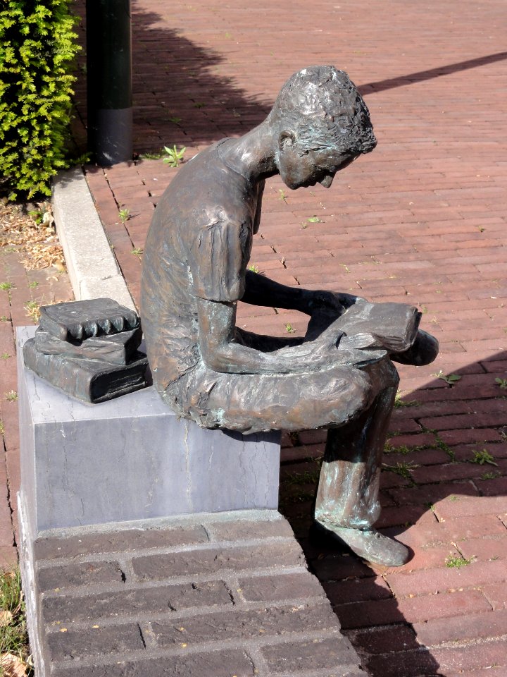 Gemert, beeld lezend kind (bij Latijnse school)