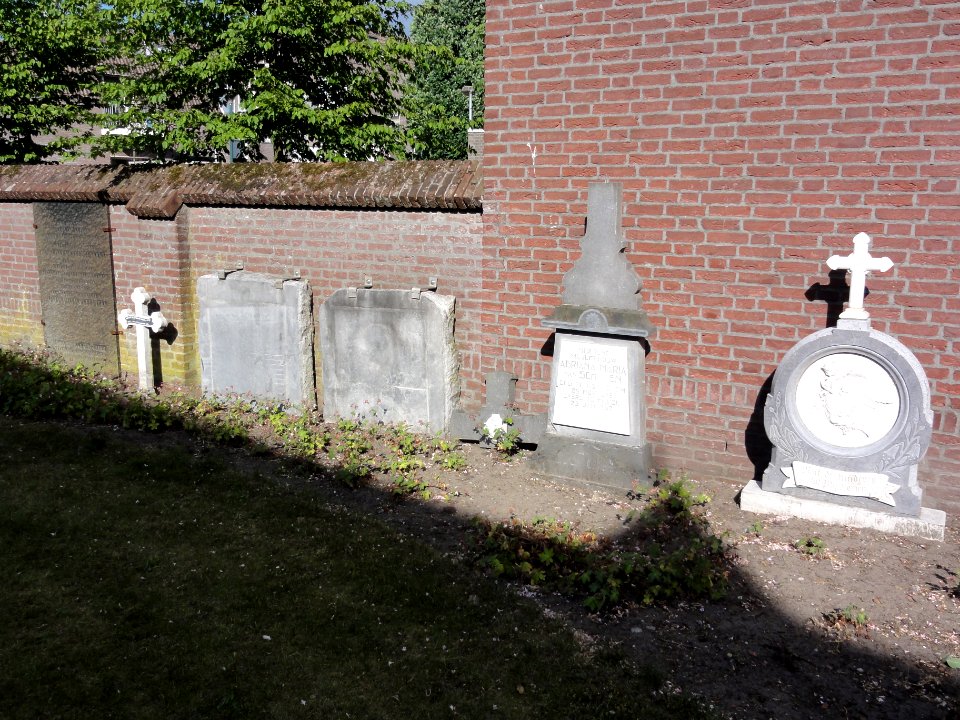 Gemert, oude zerken bij gemeentearchief (Latijnse school)