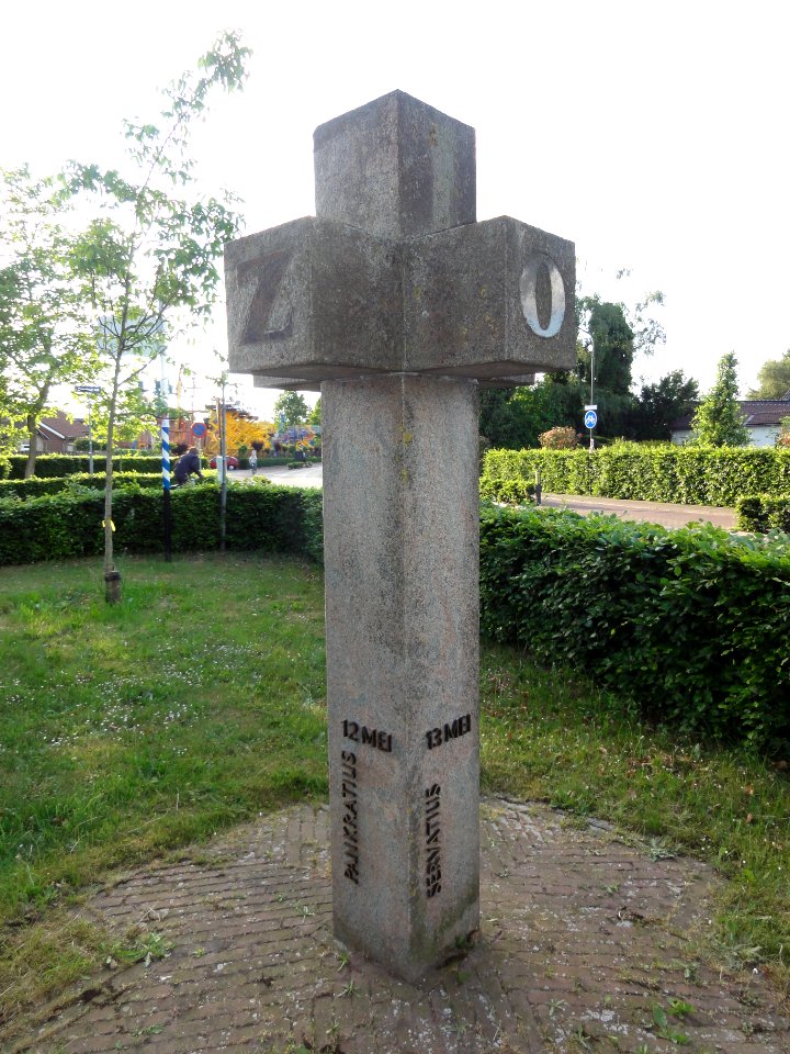 Gemert, sculptuur de IJsheiligen, zijde OZ
