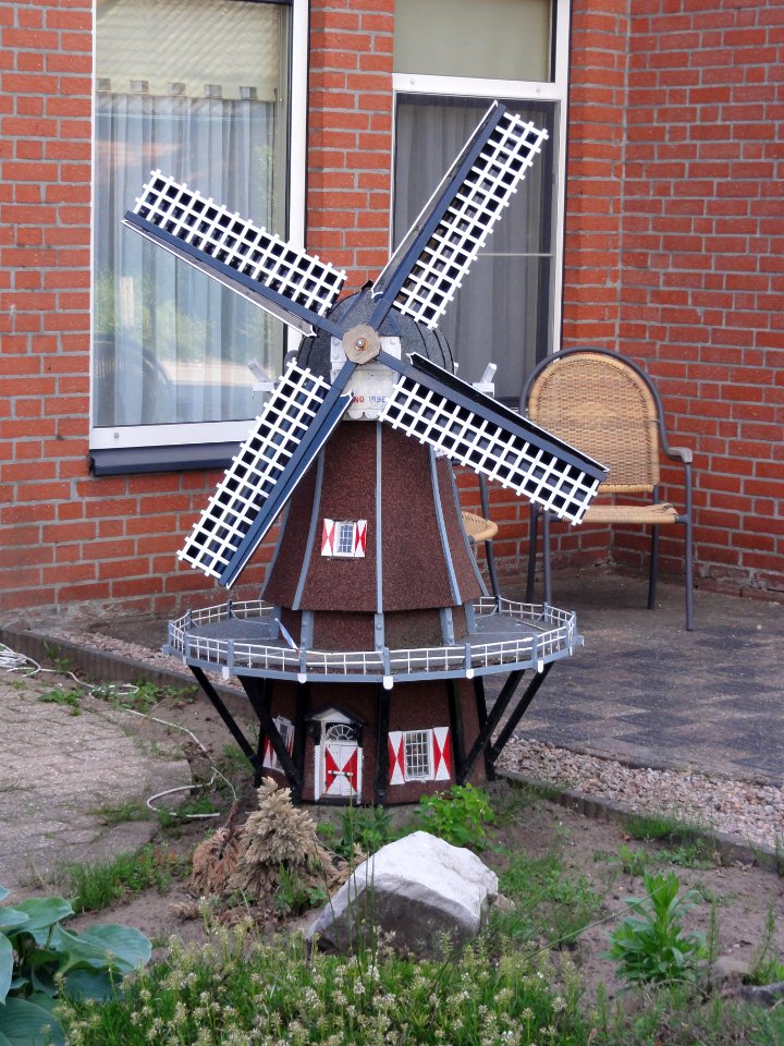 Gemert,tuinmolentje tegenover molen de Bijenkorf