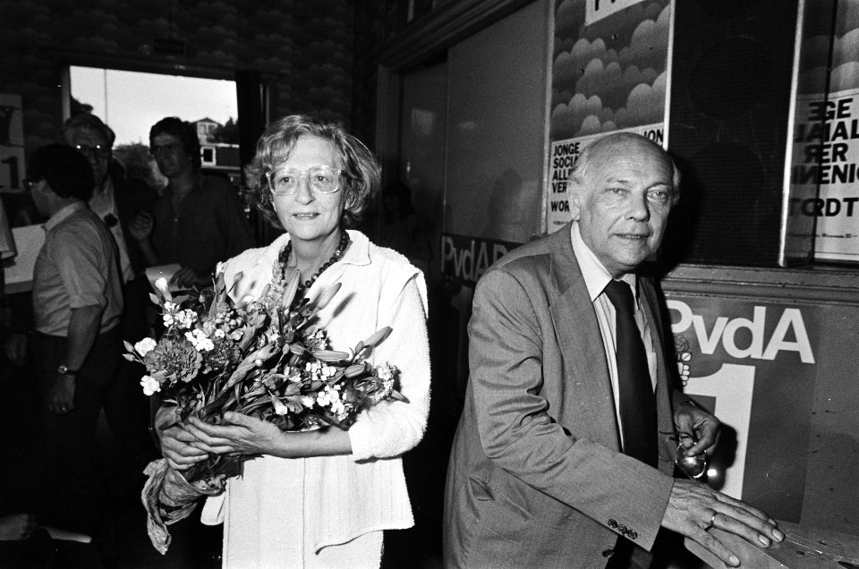 Gemeenteraadsverkiezingen 1982 Den Uyl en vrouw op weg naar verkiezingsbijeenko, Bestanddeelnr 932-1939