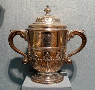 George I cup and cover, Paul de Lamerie, London, 1717-1718, silver - Portland Art Museum - Portland, Oregon - DSC08869