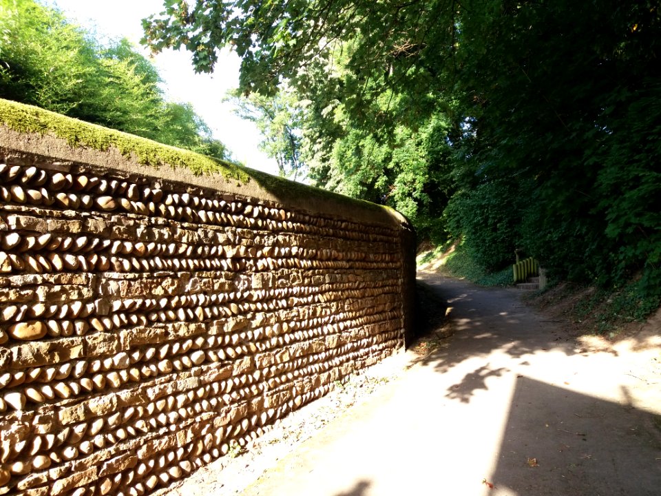 Genay - Rhône-Alpes - Parc de Rancé - Allée à l'entrée