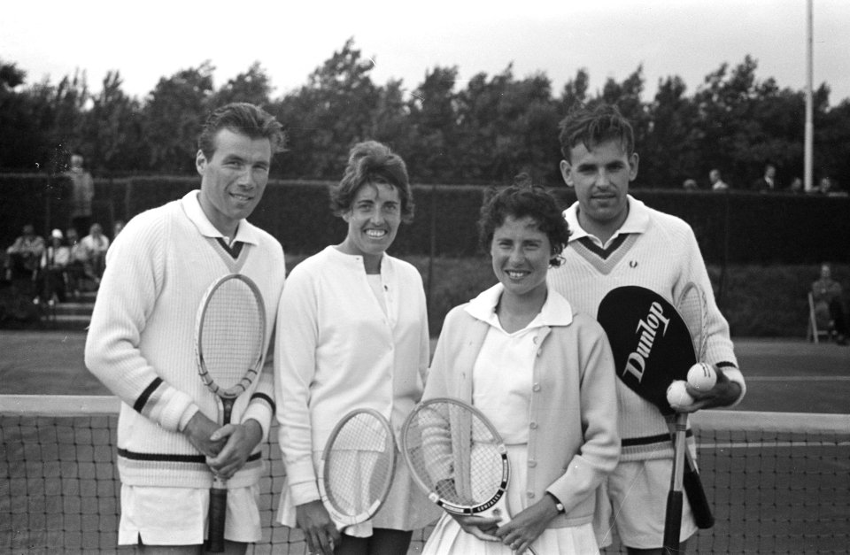 Gemengd dubbel, vlnr J Brichart, Mlle Mercelis (België), en mevrouw De Jon, Bestanddeelnr 914-2390
