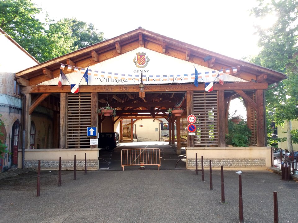 Genay - Rhône-Alpes - Halle du Franc-Lyonnais - Côté place de Verdun