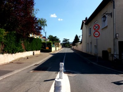 Genay (Métropole de Lyon) - Rue du Perron, depuis la rue des Écoles