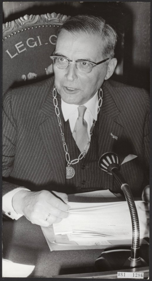Gemeenteraden, burgemeesters, rellen, Hall, Gijs van, Bestanddeelnr 081-1286