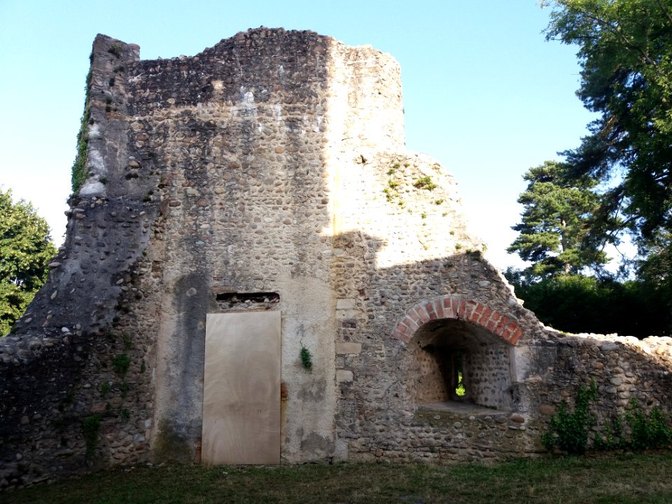 Genay - Rhône-Alpes - Fortin de Rancé - Tour est côté église