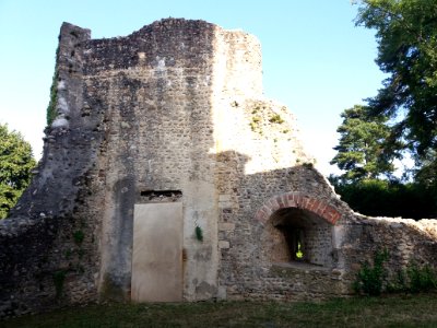 Genay - Rhône-Alpes - Fortin de Rancé - Tour est côté église photo