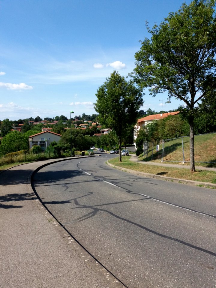 Genay (Métropole de Lyon) - Rue du Belvédère, vers le nord, après l'allée Salvador Dali