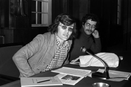 Gemeenteraad van Amsterdam vergadert, kabouterraadslid De Jong (links) en Wethou, Bestanddeelnr 926-1019
