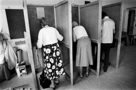 Gemeenteraadsverkiezingen 1982 mensen in stemhokjes (Amsterdam), Bestanddeelnr 932-1934
