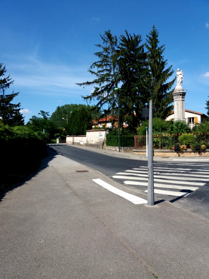 Genay (Métropole de Lyon) - Rue de la Madone, depuis la rue des Écoles