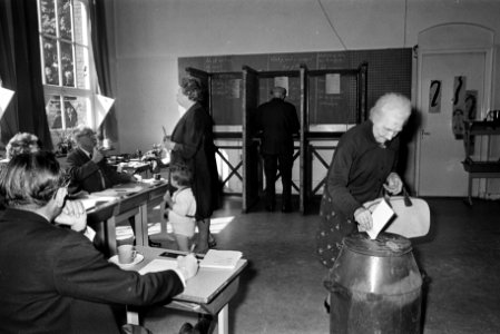Gemeenteraadsverkiezingen overzicht stemlokaal man stem Amsterdam, Bestanddeelnr 923-5699