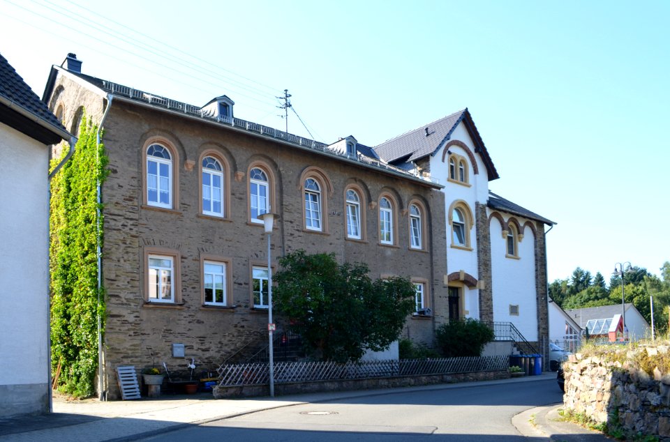 Gemünden (Hunsrück), Schulhaus