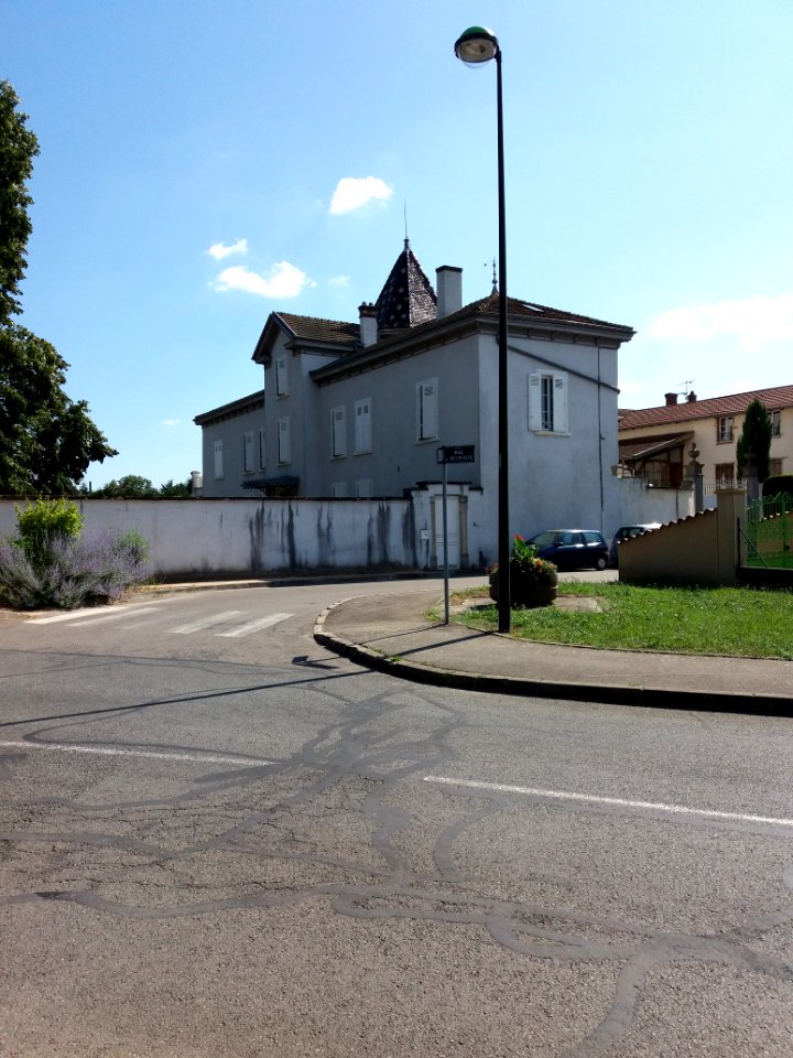 Genay (Métropole de Lyon) - Rue de la Roue, maison au numéro 207 depuis la rue du Belvédère