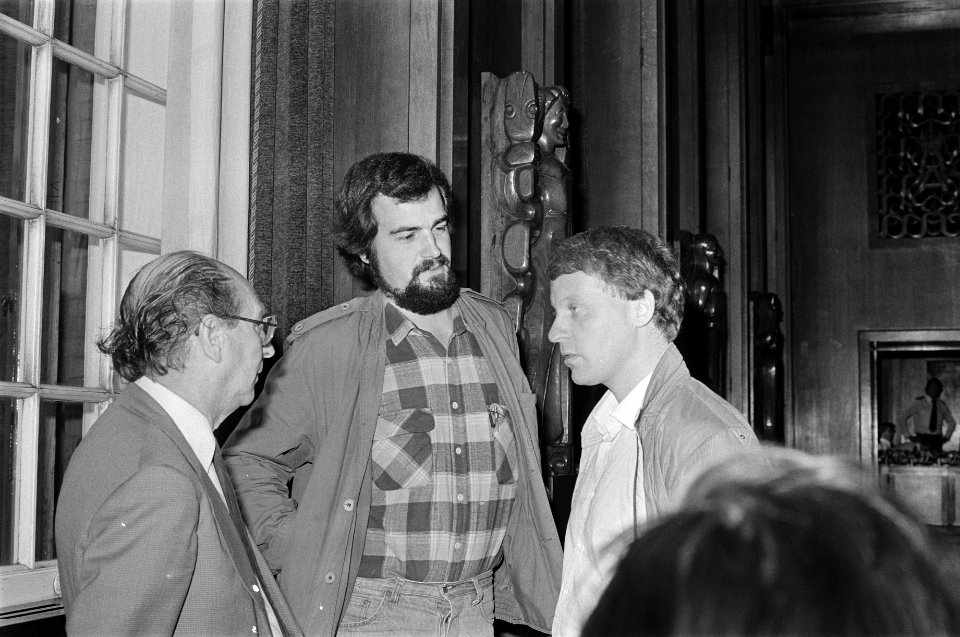 Gemeenteraadsvergadering in Amsterdamse stadhuis 6, 7 v wethouder Polak, Louis Genet en Jo Horn (allen PvdA) gesprek, Bestanddeelnr 931-5467