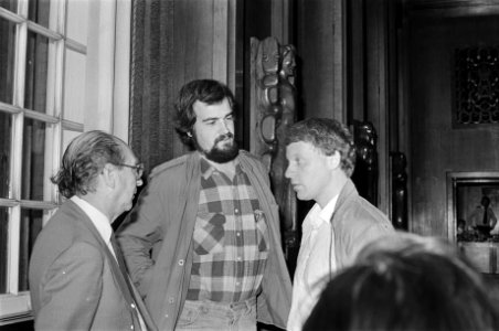 Gemeenteraadsvergadering in Amsterdamse stadhuis 6, 7 v wethouder Polak, Louis Genet en Jo Horn (allen PvdA) gesprek, Bestanddeelnr 931-5467