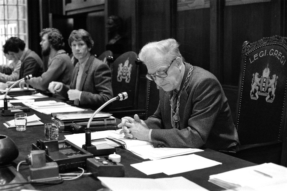 Gemeenteraadsvergadering Amsterdam over kraakpand de Grote Wetering wethouder …, Bestanddeelnr 931-1586