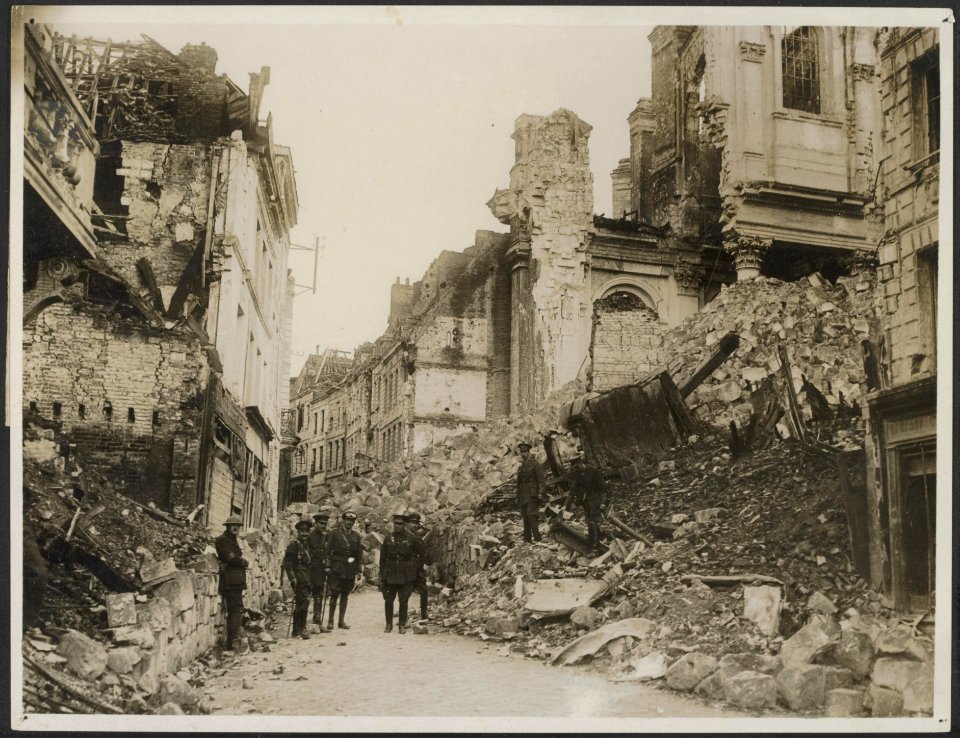 Gen. Sir Sam Hughes and party inspects the ruins brought about by the German she, Bestanddeelnr 158-2306
