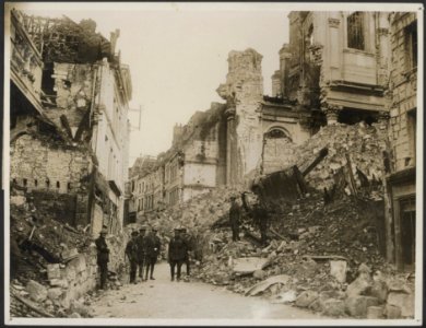 Gen. Sir Sam Hughes and party inspects the ruins brought about by the German she, Bestanddeelnr 158-2306