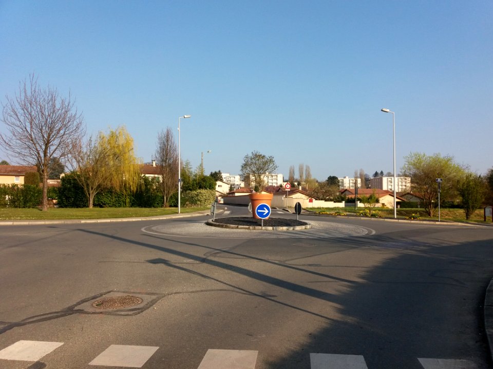 Genay - Route de Reyrieux, rond-point à l'intersection avec les rues de la Gare et des Jonchères