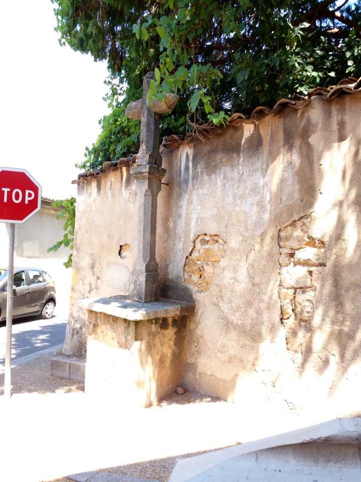 Genay - Rue de la Roue, croix à l'intersection avec la rue du Perron (2)