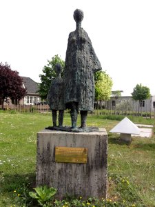 Gendt (Lingewaard) sculptuur de Draagster van Morgen 1993