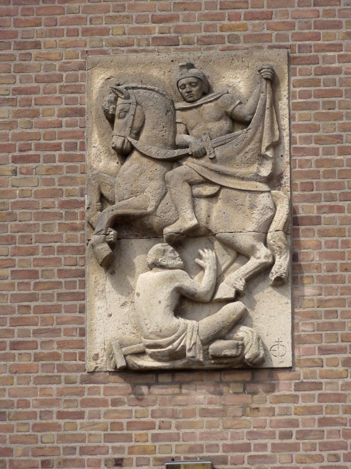 Gendt (Lingewaard) RK kerk gevelsculptuur St. Martinus met de bedelaar
