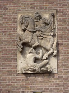 Gendt (Lingewaard) RK kerk gevelsculptuur St. Martinus met de bedelaar