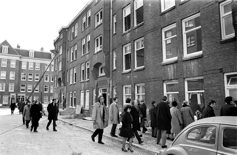 Gemeentewoningen van Amsterdam aan Javaplein worden gemoderniseerd. Gemodernisee, Bestanddeelnr 923-4189