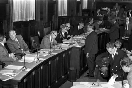 Gemeenteraadszitting Rotterdam, overzicht in midden staan Luns (PvdA) voor tafel, Bestanddeelnr 924-8903